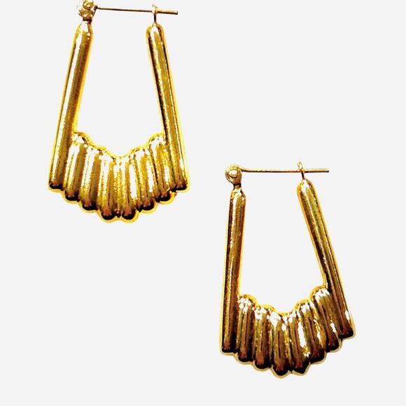 14K Kate Middleton Style Earrings Gold Puffed Ribbed Scallop Square Hoop 2.05 G - Picture 2 of 6